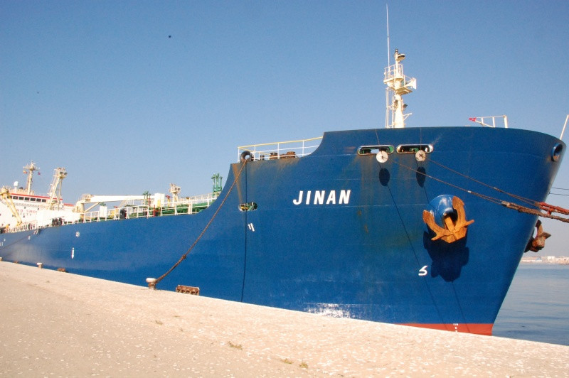 Motril darsena azucenas del puerto de motril hace posible la descarga de un buque 34000 toneladas mercancia