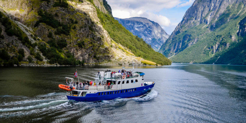 Barco en fiordos noruegos
