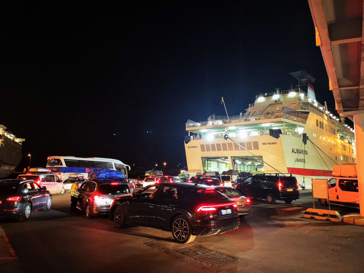 Puerto de Almeriu0301a   embarque nocturno automou0301viles