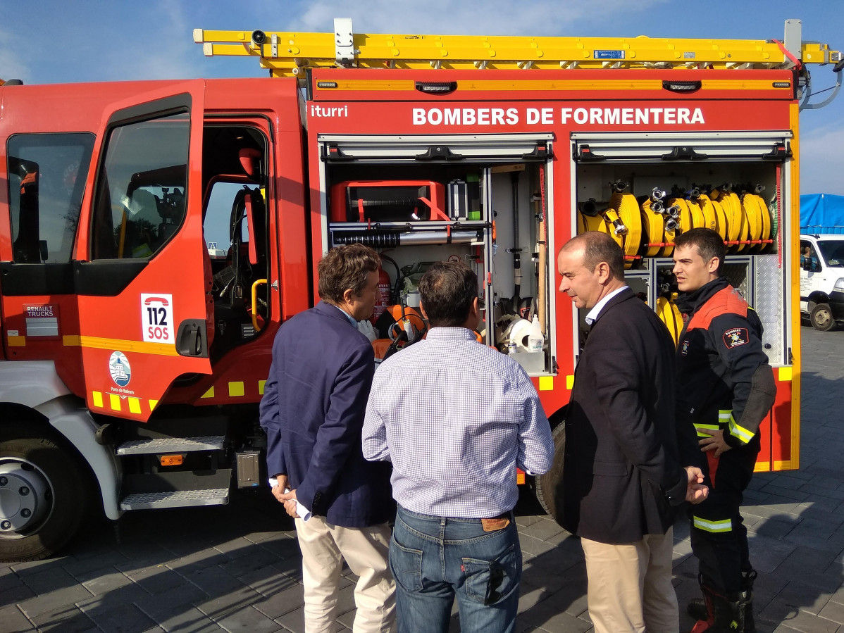 Imagen de Archivo. Entrega de un camiou0301n por parte de la APB a los Bombers de Formentera. 23 10 2018