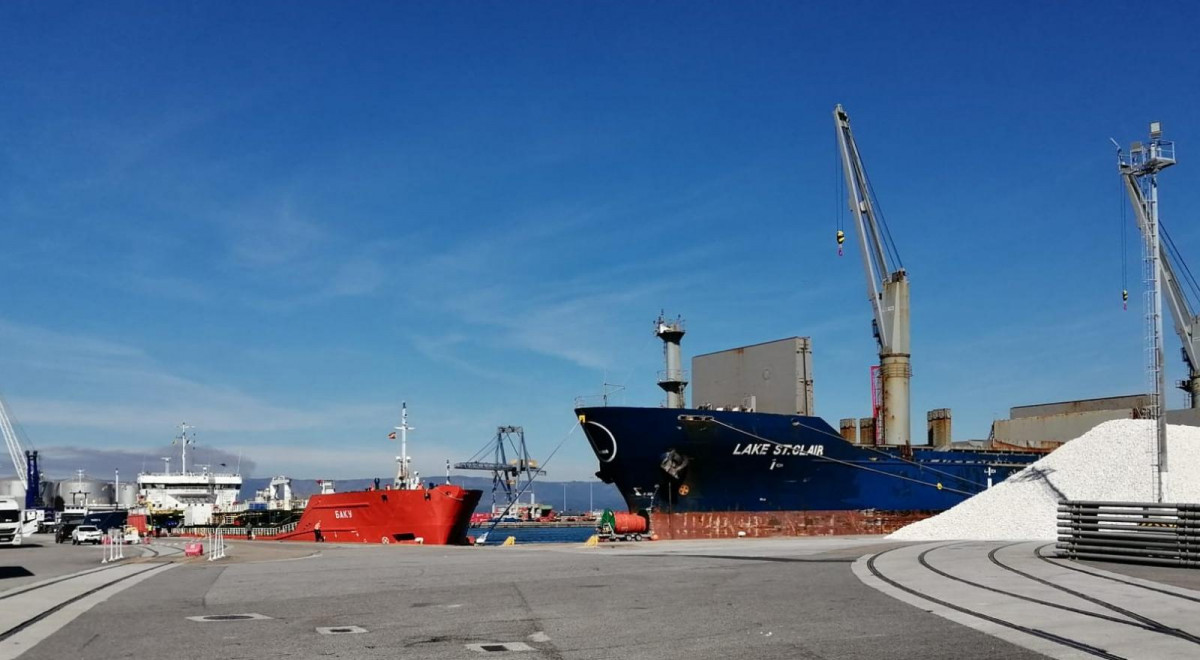 Puerto de Vilagarcu00eda   detalle buques de carga