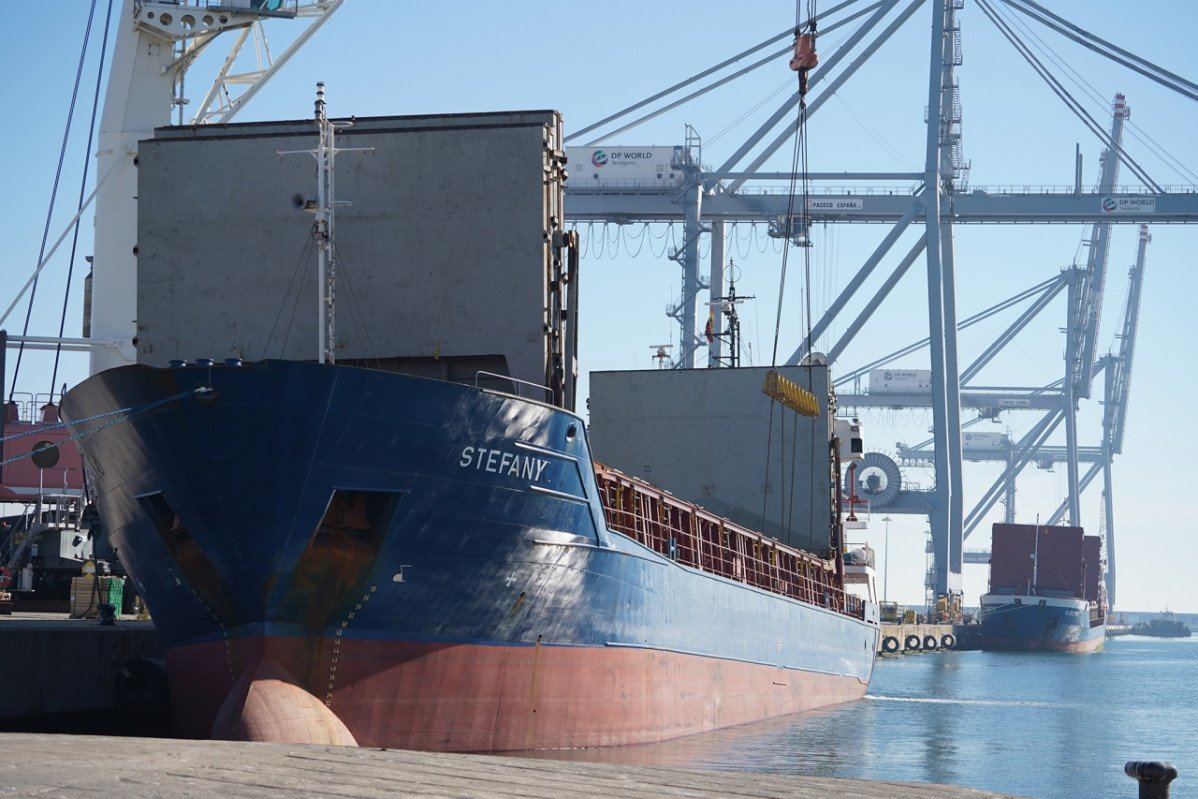 Port de Tarragona   detalle descarga barcos