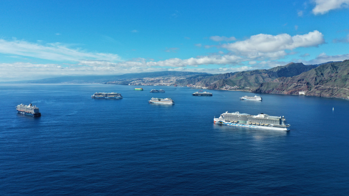 Puerto de Tenerife fondeo 8 cruceros