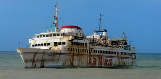 El barco 'Assalama' de Naviera Armas, que encalló sin causar víctimas el 30 de abril de 2008