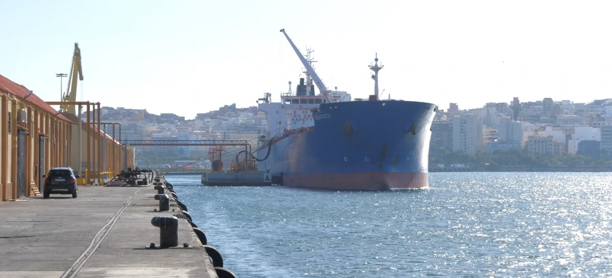Puerto de Ceuta   descarga fuel bajo azufre