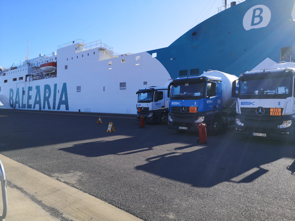 Balearia   GNL   Tres camiones suministro