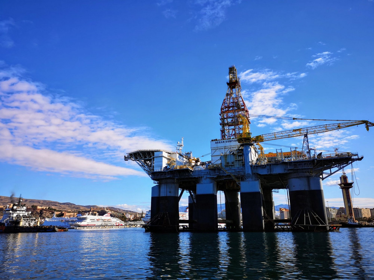 Puerto de Almeria  - plataforma petrolifera  - ocean confidence