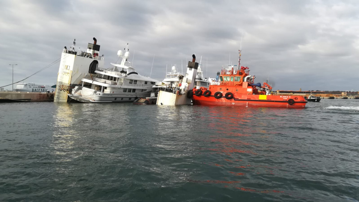 Port de Balears   Barco escorado con yates