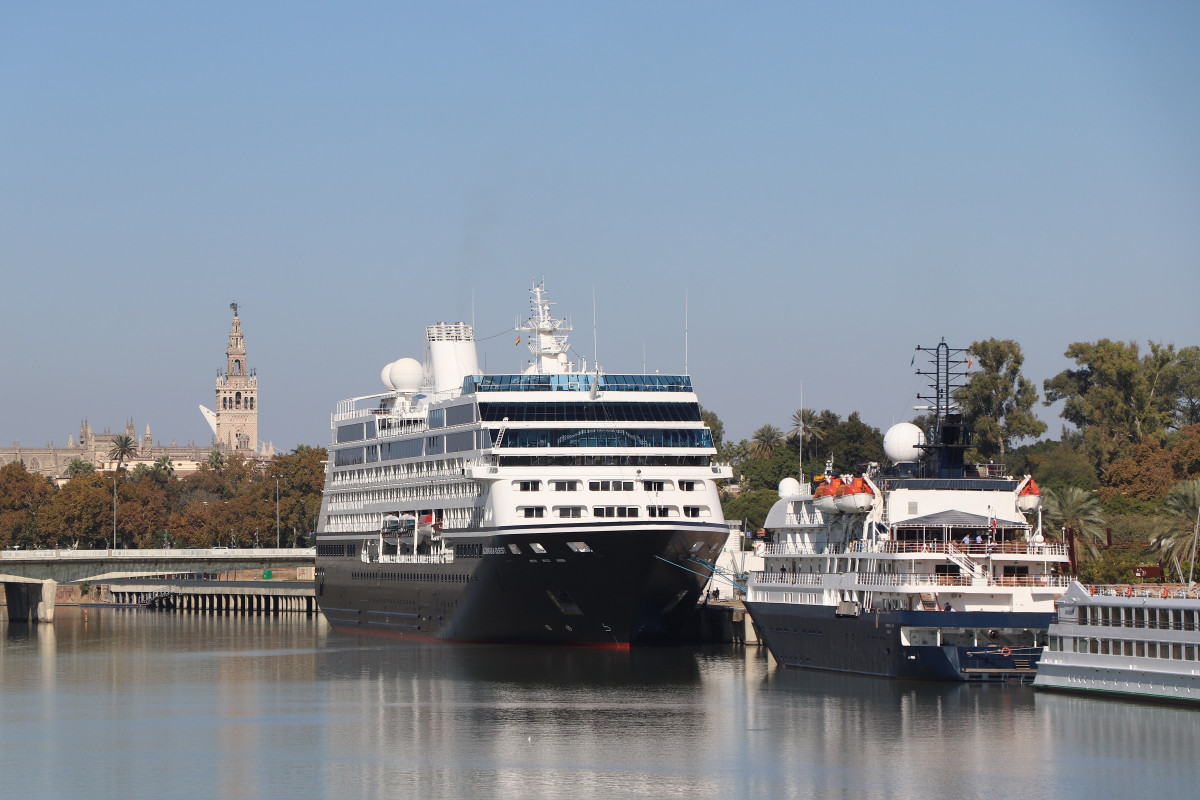 Puerto de Sevilla   dos cruceros