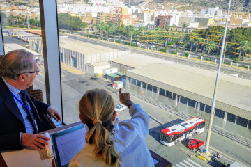 EL PRESIDENTE DE LA APA CONTEMPLA LA ALCAZABA DESDE UN CRUCERO EN EL PUERTO DE ALMERIA 1920x1080