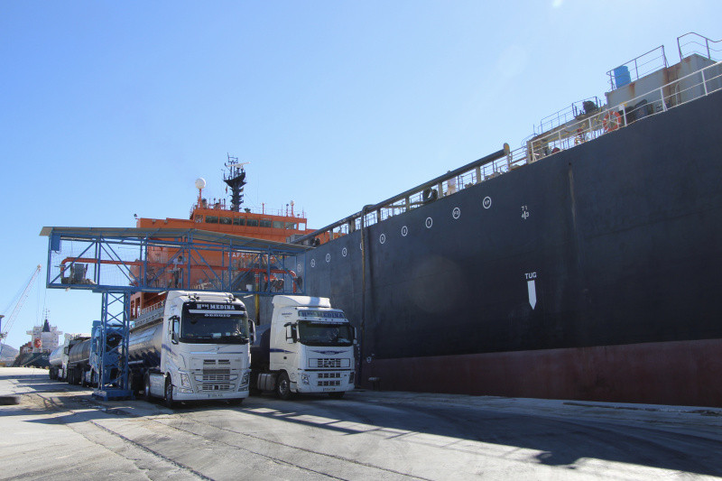 Puerto de Motril   camiones melaza