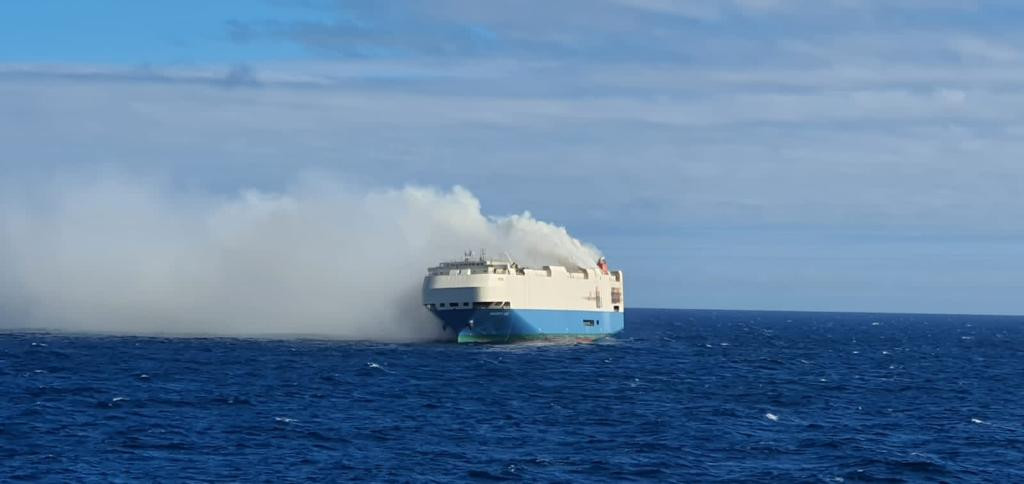 Navio incendiado Açores 17fev
