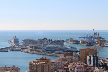 Puerto de Málaga   4 cruceros 25 noviembre 2021