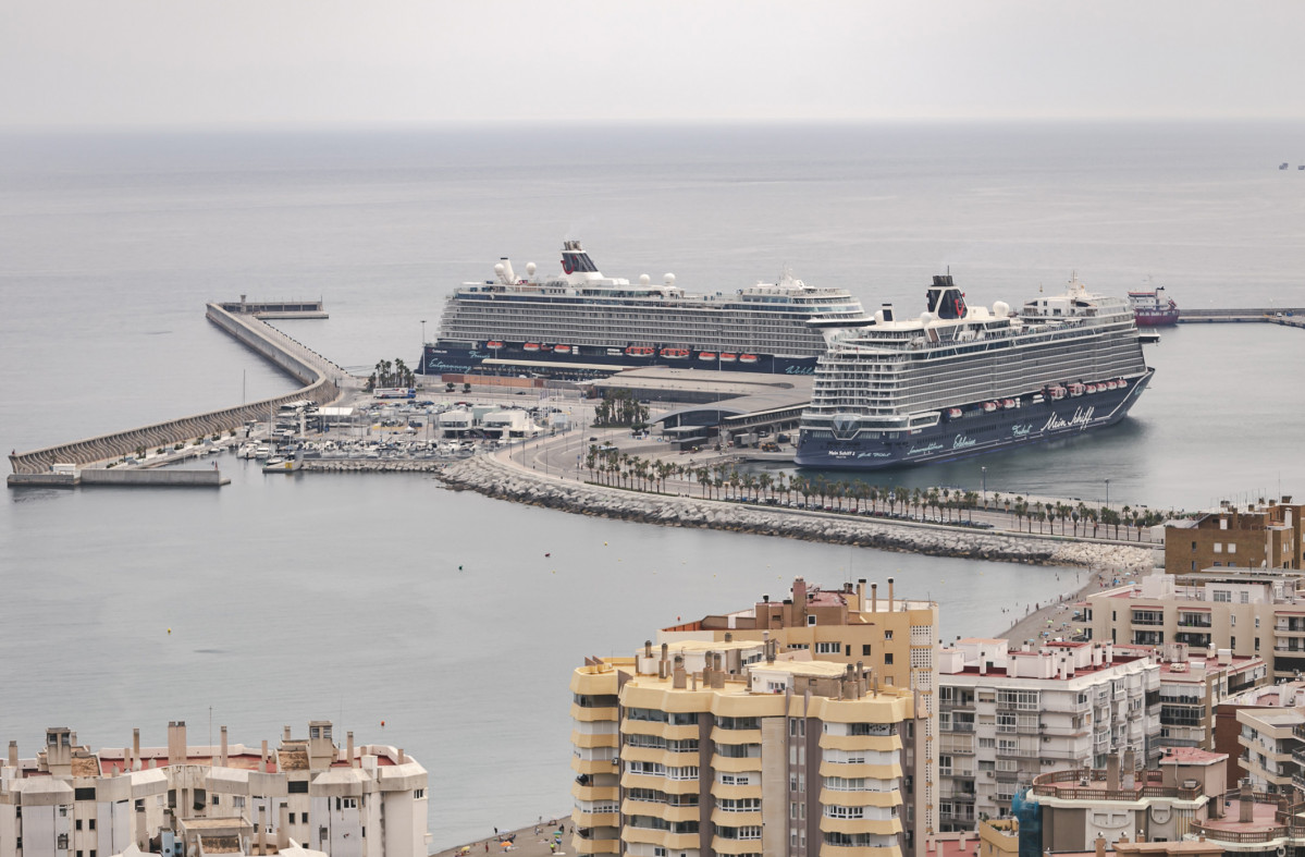 Dos cruceros en el puerto de Mau0301laga