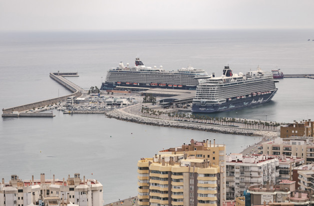 Dos cruceros en el puerto de Málaga