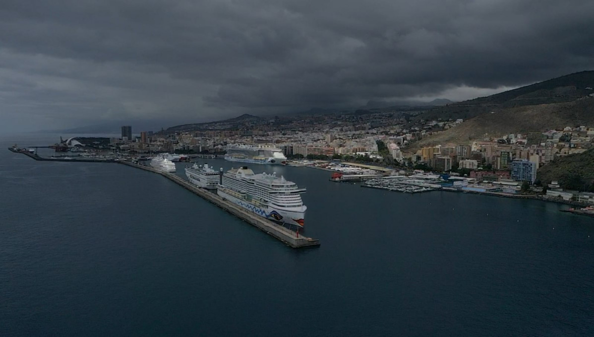 Puerto de Tenerife   trasbordo tripulantes Aida Cruises