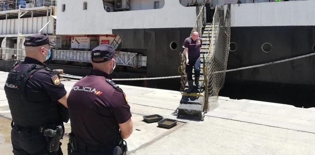 Un agente de Vigilancia Aduanera sale del buque F.M.Spiridon ante la mirada de dos efectivos de la Policía Nacional en el Puerto de La Luz y de Las Palmas